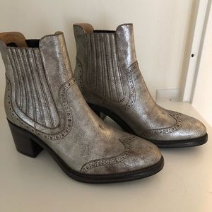 NEVER BEEN WORN Metallic leather bootie